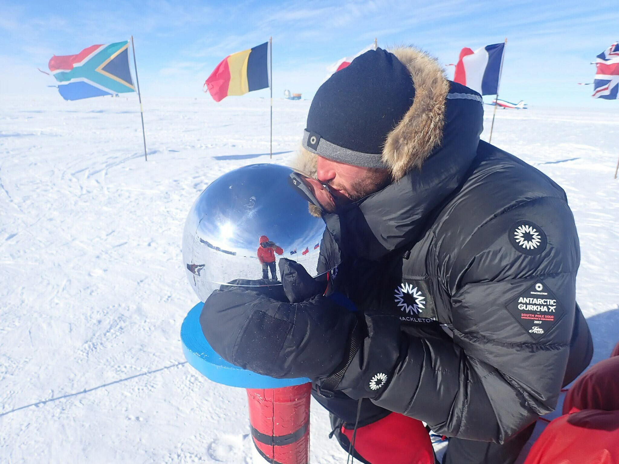 which is colder the north pole or the south pole